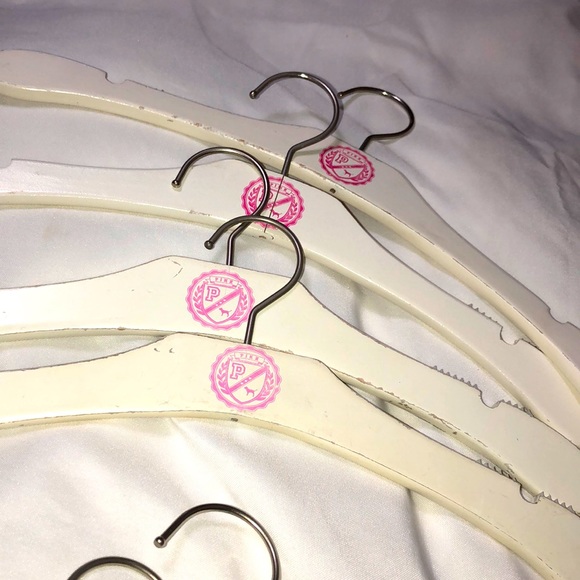 HTF pinkVictoria’s secret 4 hangers PINK SALE ALL ITEJS JUST REDUCED 🌸💓💞💖💗4 - Picture 2 of 2